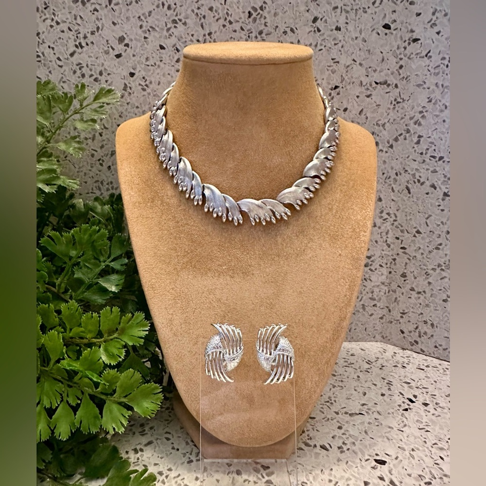 Vintage silver tone necklace and clip earrings